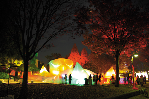 夕方18時からは、渡辺翁記念公園(会館前庭)で作ったシーバルクのライトアップを行いました。

夜の闇の中、樹木と月の影を背景にシーバルクが浮かび上がりました。
幻想的な景色の中での遊び体験は、昼間とはまた違った感動を残したことでしょう。
