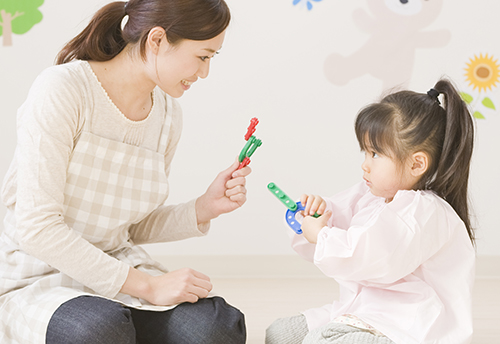 子どもたちと関わる仕事において、最も大切なことは子どもたちを信頼すること、子どもたちから信頼されること、キーワードは〈信頼〉にあると思います。
子どもたちへの信頼はどこから生まれるのか、信頼は一人ひとりの子どもの人格を尊重することが大前提になります。
そのためにも「児童憲章」や「子どもの権利条約」の〈子ども観〉に深く学ぶこと、それを実践を通して日々深めていくことが不可欠だと思います。

大人たちが、こどもの現状・問題・課題を受け止めるために
チャイルドラインで受け止める声からも、子どもたちは、人とのつながりが薄く、自分と向き合ってくれる大人を求めています。
子どもたちの気持ちをわかりたい、子どもの心に近づきたいと思っておられる方、どなたでも参加いただけます。
子どもの心を受け止めることができる大人の輪を広げていきましょう。