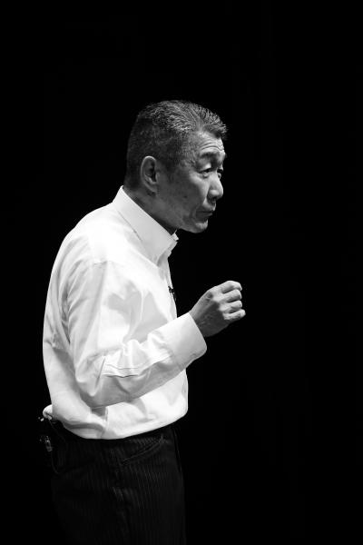1952年、鹿児島に生まれる。
1969年、鹿児島実業高校在学中、全国高校駅伝で区間賞。
1975年、法政大学在学中に陸上の道から芸の道へ。
卒業後、男は黙ってパントマイマーに。
その後、よく喋るマイマーとしてお笑いの道へ。
1985年、ＮＴＶ「お笑いスター誕生」で優勝（笑パーティー）。
1988年、＜ザ・ニュースペーパー＞の結成に参加、政治風刺コントの世界へ。
1998年、＜ザ・ニュースペーパー＞を退団し、ソロ活動開始。
1999年、渋谷ジァンジァンにて４６歳のソロデビュー。
マイムやトーク、一人コントをフューチャーした“スタンダップ　コミック”での公演活動に入る。
2005年、「立川談志　日本の笑芸百選」（ＮＨＫ　ＢＳ２）に選ばれる。
2007年、ＴＢＳラジオ「永六輔その新世界」の『土曜ワイド芸能大賞』受賞。
2000年～2009年、立川志の輔師匠の「志の輔らくご」に毎月ゲスト出演。
2008年～、ソロライブ『ひとり立ち』を主に新宿紀伊國屋ホールで春と秋、定期的に行っている。
2013年～、「週刊金曜日」に『写日記』（エッセイ）を隔週で掲載中。
2014年、ＴＢＳラジオ・永六輔の『土曜ワイド芸能大賞』２回目受賞。
2015年、対談「安倍政権を笑い倒す」出版。（佐高信・松元ヒロ著）角川新書
