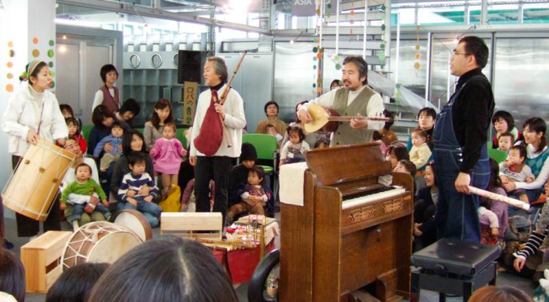 ロバの音楽座の楽器から風の音がきこえてきます。そして小さな虫の鳴き声が。もともと楽器や音楽は柔らかくて、温かで、素朴なもの。「ポロンポロン」では、あたかも広場で音楽に出会うような、柔らかな雰囲気を醸し出します。
「ポロンポロン」は、小さな人たちとおかあさんのための音楽会だから、安心して参加できます。もちろん妊婦さんも大歓迎！　子ども劇場山口県センターは「子どもたちに最高のプログラムを！」と考えて、活動を続けています。是非この機会に、本物の音楽にふれてみませんか？