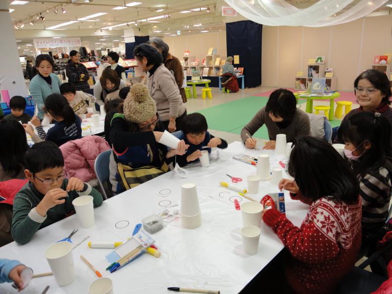 8月9日（金）～12日（月）、宇部井筒屋にて思う存分に「本」の世界で遊べる「夢メッセージ展」を開催します。
折り紙、万華鏡、くるくるレインボーづくり、工作などアートフルな楽しい体験もできます！

参加費無料の人形劇「あかずきんちゃん」、「スーパー人形劇」もあります。